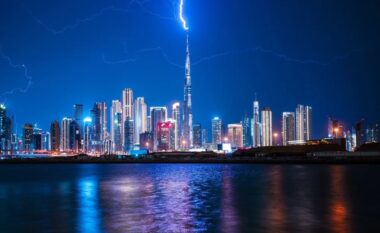 Stuhi e fortë në Dubai/ Rrufeja godet ndërtesën më të lartë në botë