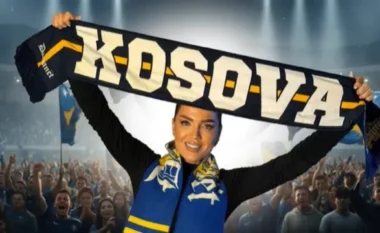 VIDEO/ Edona Llalloshi i kushton këngë Kombëtares së Kosovës në ditën e saj historike