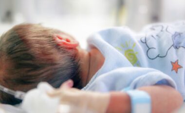 Ngjarje e rëndë në Korçë, foshnja 2 muajshe rrezikon jetën pasi nëna nuk e ushqeu me gji