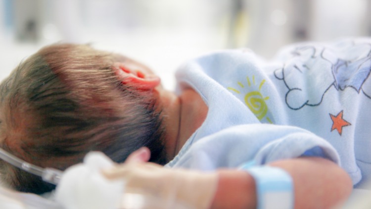 Ngjarje e rëndë në Korçë  foshnja 2 muajshe rrezikon jetën pasi nëna nuk e ushqeu me gji