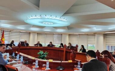 Gjuha shqipe mollë sherri në Gjykatën Kushtetuese, kryetari Kostadinovski përplaset me gjykatësit shqiptarë