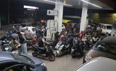 Rritja e çmimit të karburanteve/ Shpërthejnë trazirat në Indi, përleshje të dhunshme mes qytetarëve në stacionet e benzinës (VIDEO)