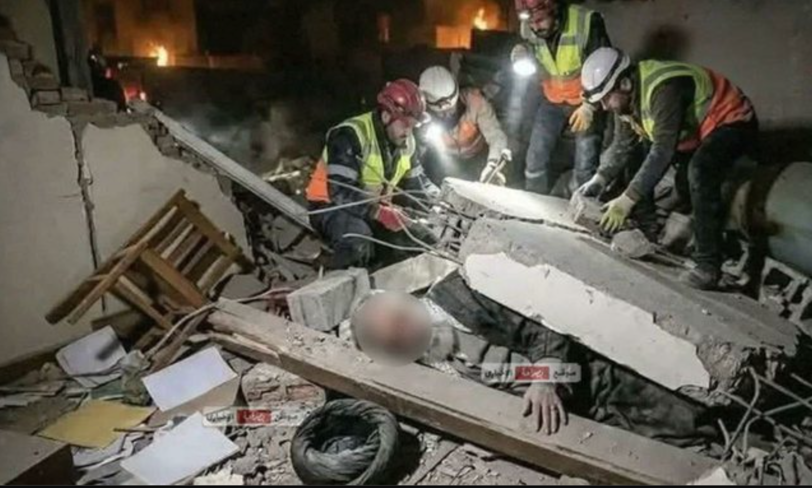 Publikohet fotoja e parë e Ali Khameneit nën rrënoja