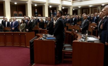 Nis seanca plenare/ Mbahet një minutë heshtje për ish-deputetin Tomorr Dosti dhe familjen e Adem Jasharit