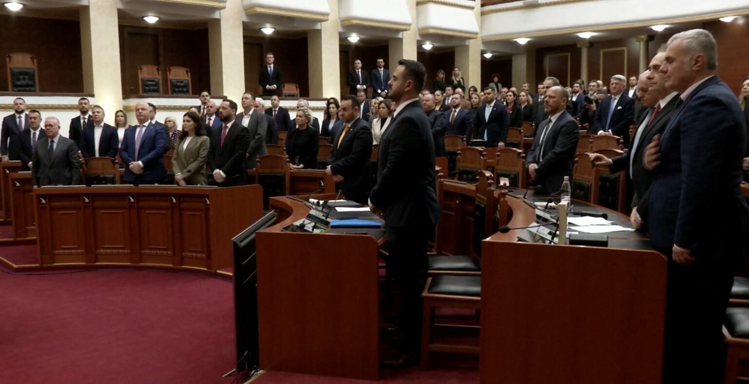 Nis seanca plenare/ Mbahet një minutë heshtje për ish-deputetin Tomorr Dosti dhe familjen e Adem Jasharit