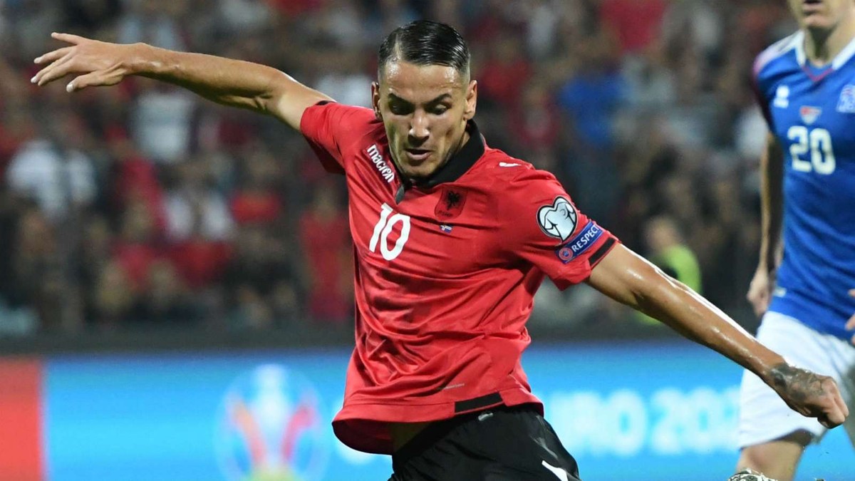 demtohet-rei-manaj-hyn-ne-loje-dhe-zevendesohet-menjehere-foto