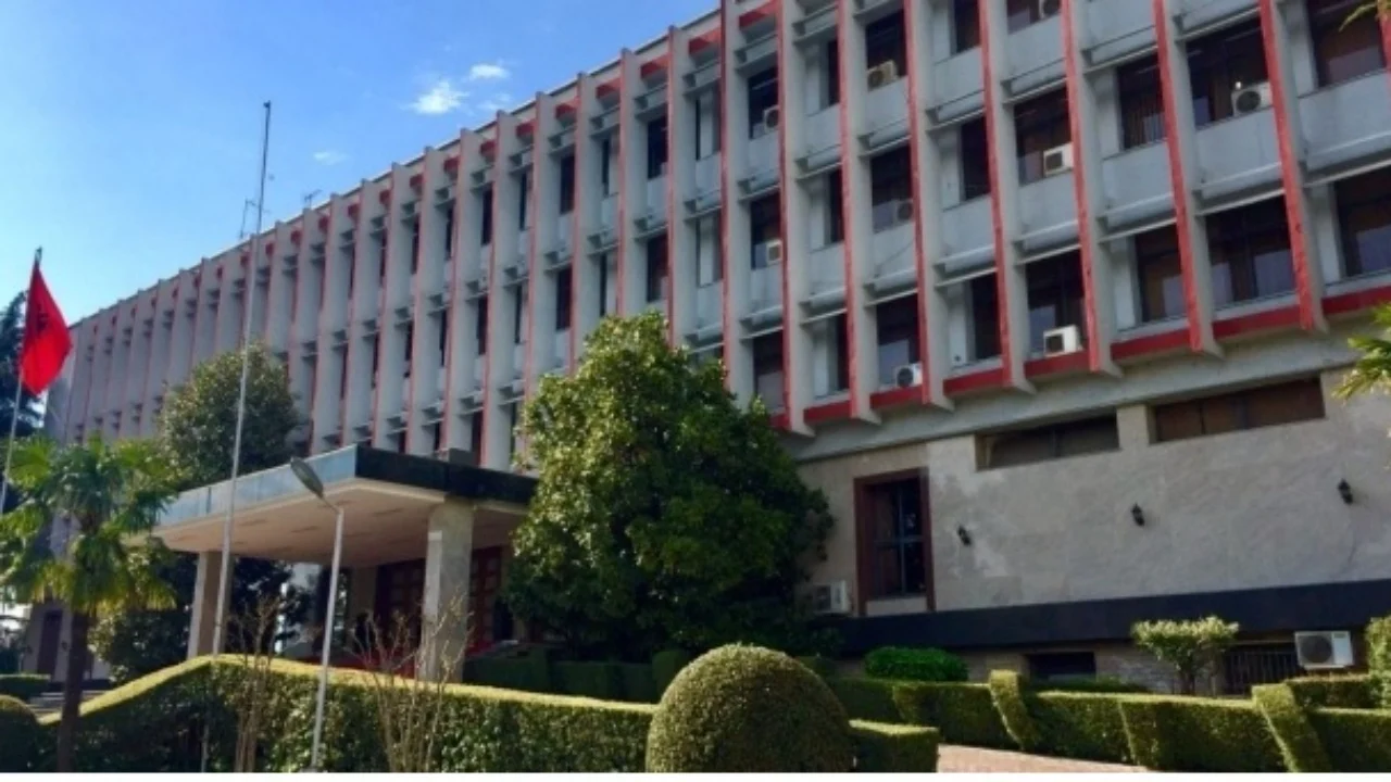 Ministria e Jashtme thirrje shqiptarëve që janë në Iran: Nëse do të udhëtoni për në Shqipëri përmes Turqisë na kontaktoni menjëherë