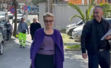 Kryemadhi dhe avokati i Ilir Metës mbërrijnë Gjykatën e Posaçme, ish-deputetja: Sot ditë super, imuniteti i Belindës, gjyqi ynë, filmi…