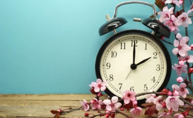 Hyn sot në fuqi ora verore, akrepat u zhvendosën 1 orë përpara