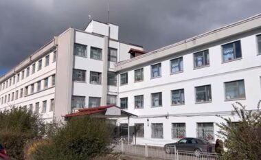 Peshon vetëm 1 kg/ Foshnja 2-muajshe në gjendje kritike për jetën në spitalin e Korçës, dyshohet se nëna nuk e ushqente me gji, zbardhen detaje nga ngjarja