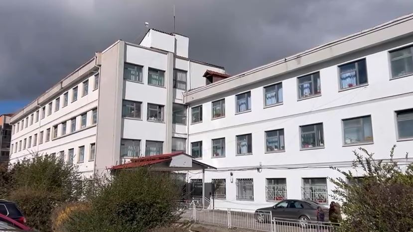 Peshon vetëm 1 kg  Foshnja 2 muajshe në gjendje kritike për jetën në spitalin e Korçës  dyshohet se nëna nuk e ushqente me gji  zbardhen detaje nga ngjarja