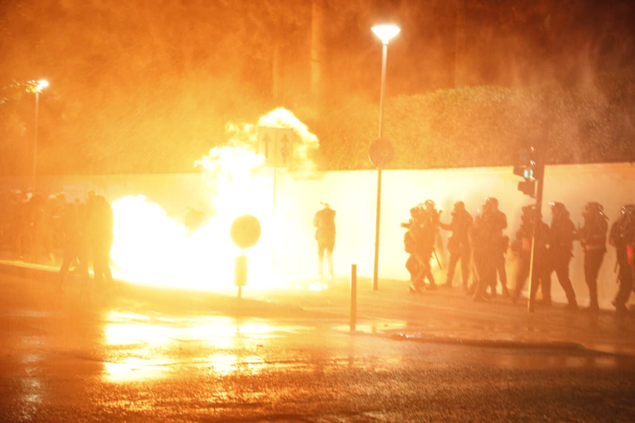 Protesta e PD, 14 të arrestuar dhe 9 të tjerë nën hetim, lirohen të miturit