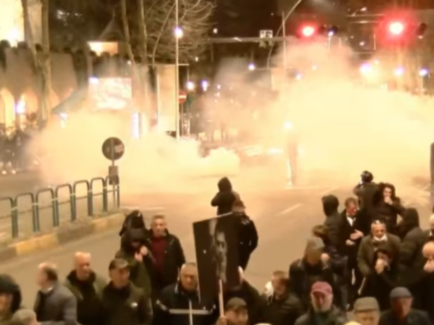 Tubimi i PD  Gazeta gjermane  Protesta në Tiranë pas skandalit korruptiv të Ballukut  kërkohet dorëheqja e Ramës