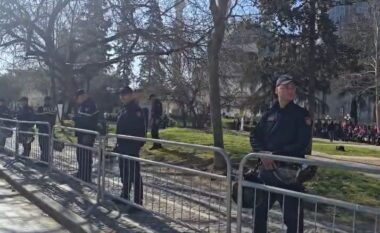 Blindohet Kuvendi/ Deputet e PS mbërrijnë në Parlament, Bardhi dhe Balliu mes protestuesve, çfarë pritet të ndodhë