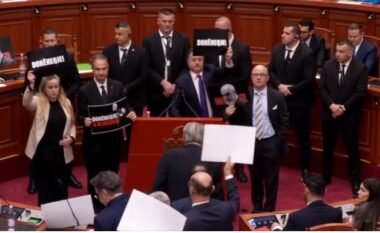 Tensione në Kuvend, opozita bllokon foltoren me pankarta dhe goditje tavolinash pasi PS rrëzoi kërkesën për heqjen e imunitetit të Ballukut! (VIDEO)