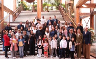 Rama i uron mësuesve shqiptarë festën e 7 Marsit, ndan momente nga takimi me fëmijët nga Manastiri: Gjuha shqipe na bashkon përtej kufijve