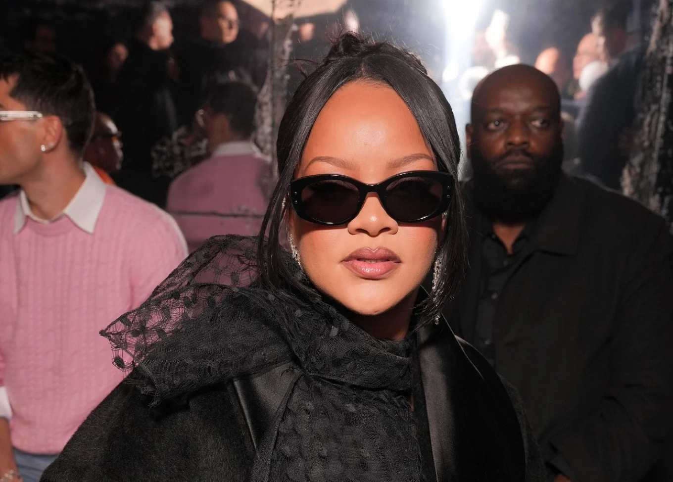 Të shtëna me armë jashtë shtëpisë së Rihannës  arrestohet një grua në Los Anxhelos