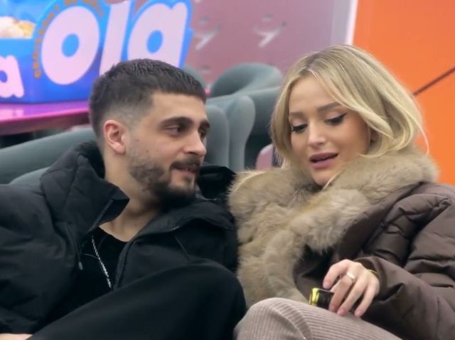 Selin dhe Gimbo në momente intime shkëmbejnë puthje me njëri tjetrin  VIDEO 