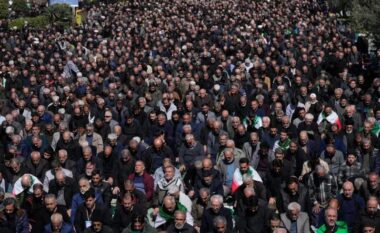Rrugët e Teheranit mbushen plot me besimtarë, ndërsa vazhdojnë sulmet ndaj Iranit: Të gatshëm të sakrifikojmë jetën për Revolucionin Islamik