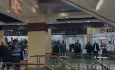 Grabitet me armë një pikë këmbimi valutor brenda një qendre tregtare në Tiranë