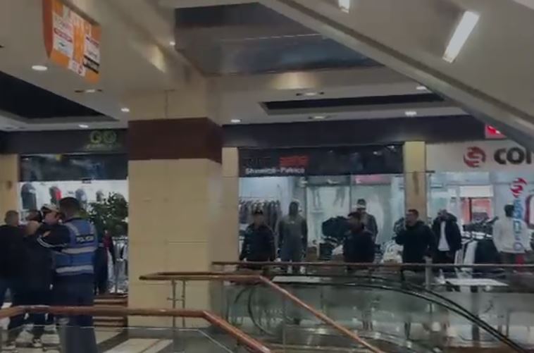 Grabitet me armë një pikë këmbimi valutor brenda një qendre tregtare në Tiranë