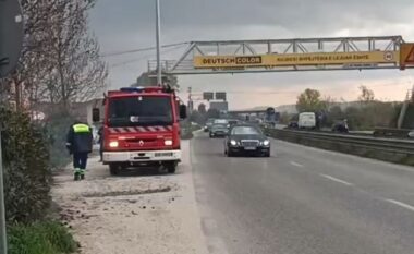 Zjarr pranë autostradës Lushnje-Fier, flakët u afrohen bizneseve në zonë