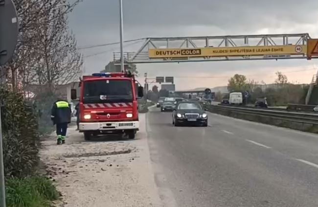 Zjarr pranë autostradës Lushnje Fier  flakët u afrohen bizneseve në zonë