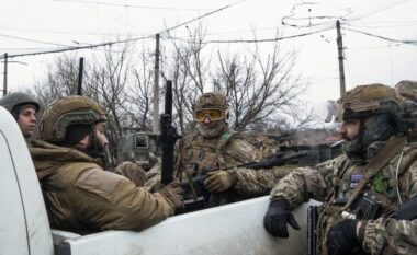 Rusia po përgatit sulmin pranveror ndaj Ukrainës, Zelensky viziton ushtarët në frontin e luftës në Donbas: E keqja duhet të ndalet!