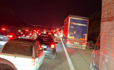 Trafik i rënduar në autostradën Tiranë–Elbasan, shënohet radhë kilometrike automjetesh