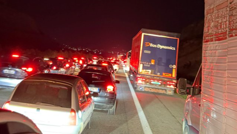 Trafik i rënduar në autostradën Tiranë–Elbasan, shënohet radhë kilometrike automjetesh