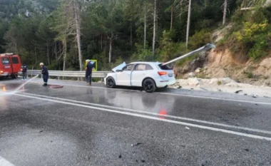 Aksident i frikshëm në Vlorë/ Barriera e rrugës ndan në dysh makinën, shpëton i riu