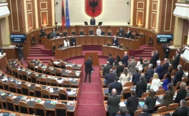 Ndarja nga jeta e akademikut Rexhep Qosja, Kuvendi mban një minutë heshtje, mungon opozita