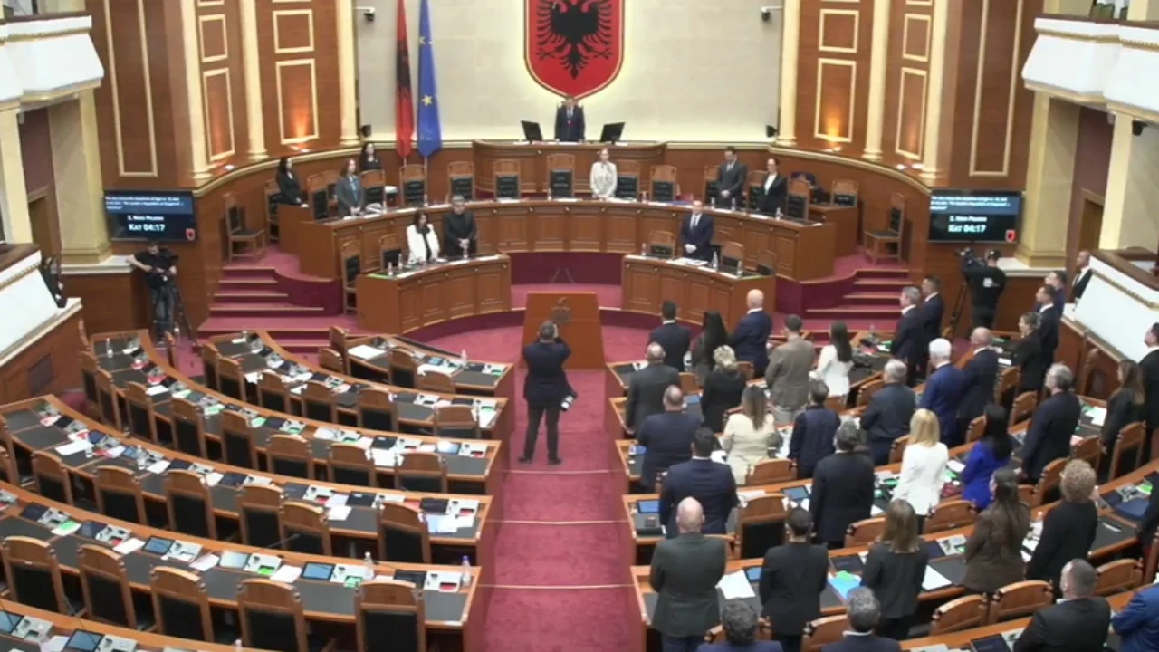 Ndarja nga jeta e akademikut Rexhep Qosja  Kuvendi mban një minutë heshtje  mungon opozita