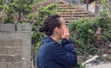 Pallati u përfshi nga flakët, banorja në lot teksa sheh godinën e shkrumbuar
