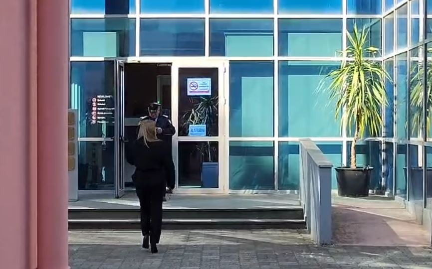 ish-drejtoresha-e-ikmt-se-rreth-dy-ore-ne-spak-momenti-kur-dallendyshe-bici-del-nga-prokuroria-e-posacme