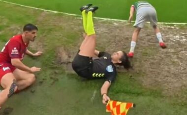 E rrëzoi gjyqtaren në fushë, futbollisti e injoron totalisht dhe sillet sikur s’ka ndodhur asgjë. Pamjet bëhen virale në rrjet (VIDEO)