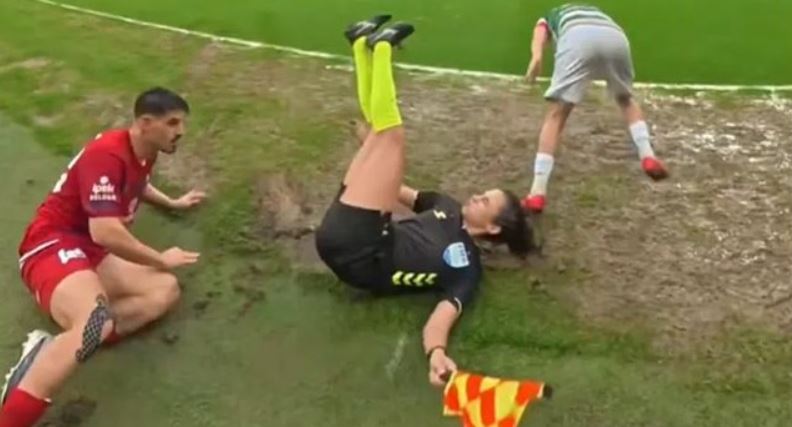 E rrëzoi gjyqtaren në fushë  futbollisti e injoron totalisht dhe sillet sikur s ka ndodhur asgjë  Pamjet bëhen virale në rrjet  VIDEO 