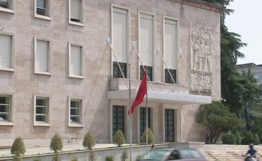 Lirohet nga detyra zëvendësministri i Mbrojtjes, ja nga kush zëvendësohet