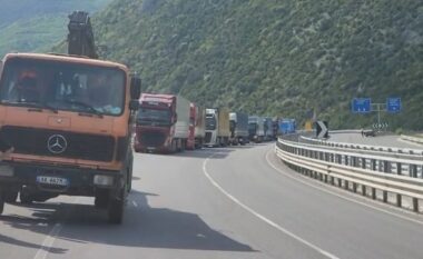 Aksidenti fatal ku u përfshinë disa automjete në Librazhd, radha e gjatë e kamionëve bllokon qarkullimin