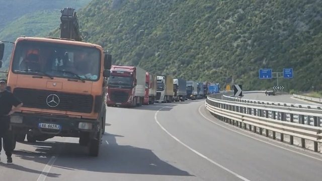 Aksidenti fatal ku u përfshinë disa automjete në Librazhd, radha e gjatë e kamionëve bllokon qarkullimin