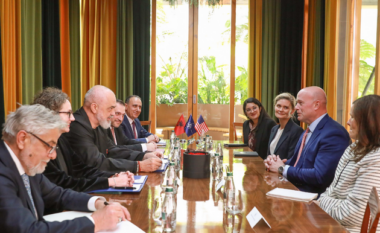 Ambasadori i NATO-s Whitaker në Kuçovë: Shqipëria vlerësohet për rritjen e kapaciteteve ushtarake dhe mbrojtjen kibernetike