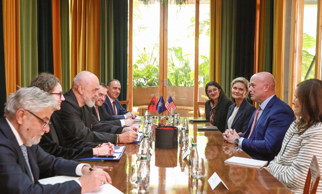 Ambasadori i NATO-s Whitaker në Kuçovë: Shqipëria vlerësohet për rritjen e kapaciteteve ushtarake dhe mbrojtjen kibernetike