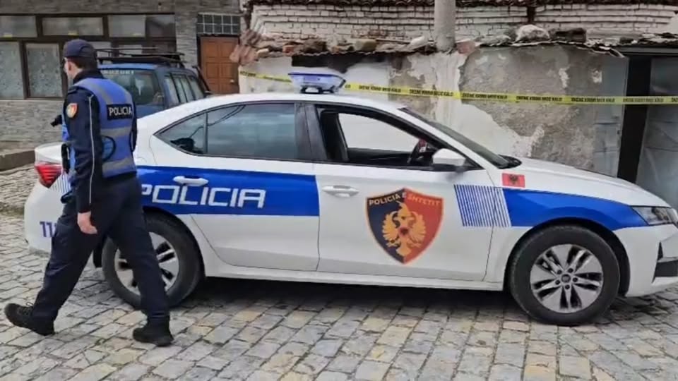 I riu u gjet pa shenja jete një banesë të braktisur  policia  Trupi i 19 vjeçarit është transportuar në morgun e Tiranës  nga ekspertiza rezulton se 