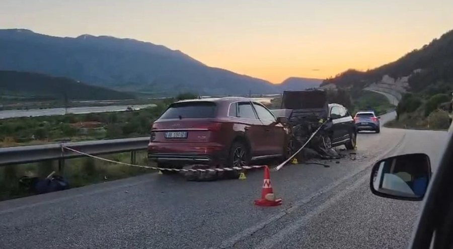 Aksident në aksin rrugor Tepelenë Krahës  përplasen dy automjete  disa të plagosur