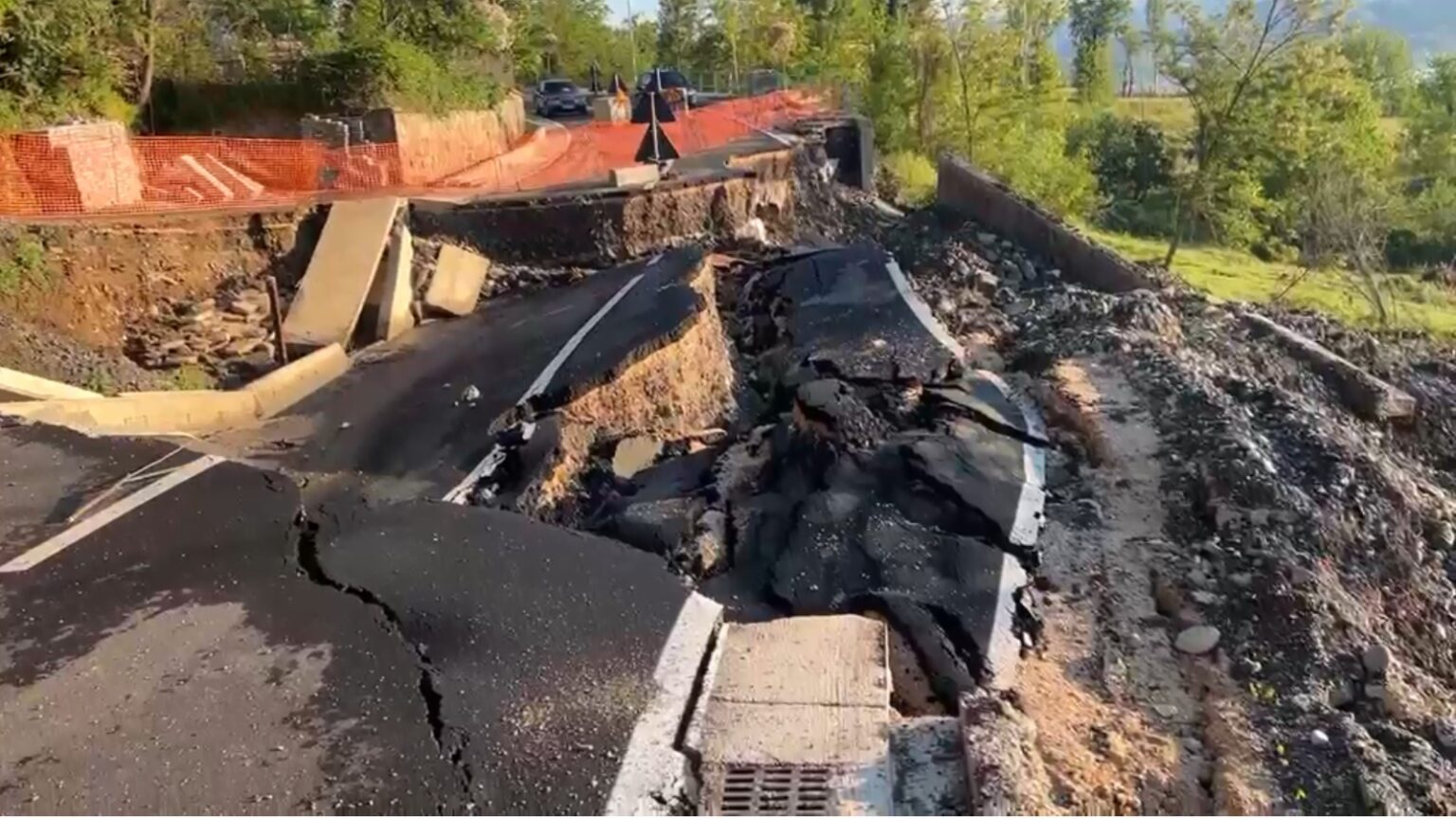 Kushtoi 1.2 milionë euro/ Unaza e poshtme e Burrelit në gjendje të degraduar, shembje dhe fundosje në rrugë