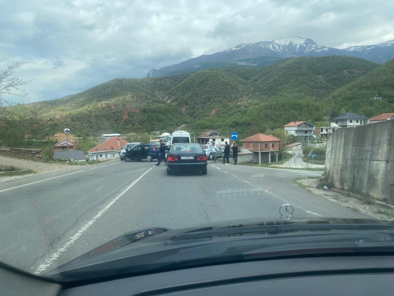 Aksident i trefishtë në aksin Maqellarë-Peshkopi, plagosen tre persona