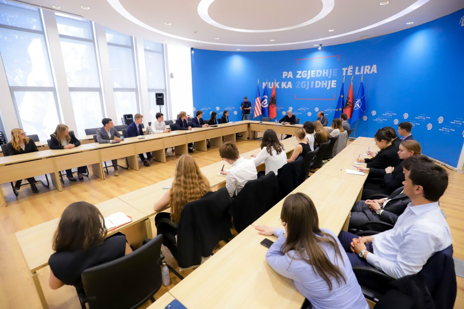 Korrupsioni  pengesë kryesore për integrimin në BE  Berisha me studentët e Sciences Po  Letra e përbashkët Rama Vuçiç  Nuk është ky standardi që synojmë