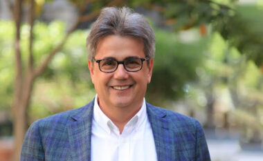 Benet Beci vendos kurora me lule në Memorialin e “2 Prillit 1991”, demokrati i heq: Dëshmorët nuk janë pasardhës të komunistëve (FOTO+VIDEO)