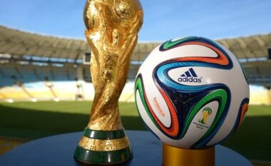 Festa për kualifikimin historik në Botëror thuajse u kthye në tragjedi, pjesëtari i stafit pësoi kolaps në fushë nga emocionet