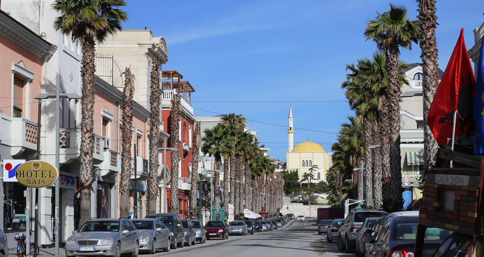 BIRN  Të huajt rezidentë kanë një marrëdhënie të vështirë me shqipen  jetojnë prej vitesh në Durrës  por nuk shfaqin interes për ta mësuar gjuhën